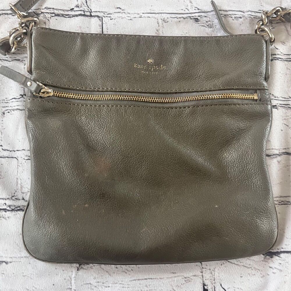 Kate Spade Sling Bag Crossbody Gray Leather Logo Zipper Adjustable Strap - Picture 2 of 6